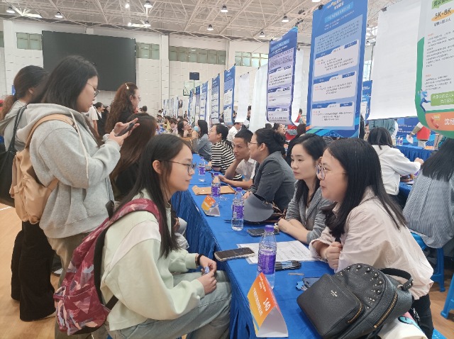 寧波市民營(yíng)企業(yè)在甬高校畢業(yè)生專場(chǎng)招聘會(huì) 寧波市教育局供圖1.jpg 寧波市民營(yíng)企業(yè)在甬高校畢業(yè)生專場(chǎng)招聘會(huì) 寧波市教育局供圖1.jpg