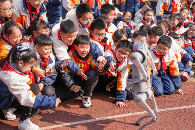 寧波余姚市姚江小學(xué)學(xué)生與機(jī)器狗互動 學(xué)校供圖.png