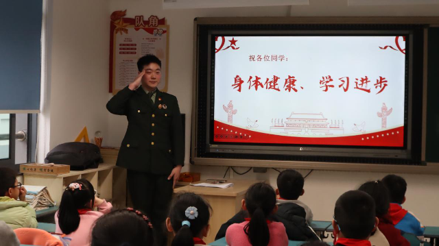 浙大寧波理工學(xué)院國旗護(hù)衛(wèi)隊(duì)來到寧波鎮(zhèn)明中心小學(xué)上國防教育公開課 徐銘菲 攝.png 浙大寧波理工學(xué)院國旗護(hù)衛(wèi)隊(duì)來到寧波鎮(zhèn)明中心小學(xué)上國防教育公開課 徐銘菲 攝.png