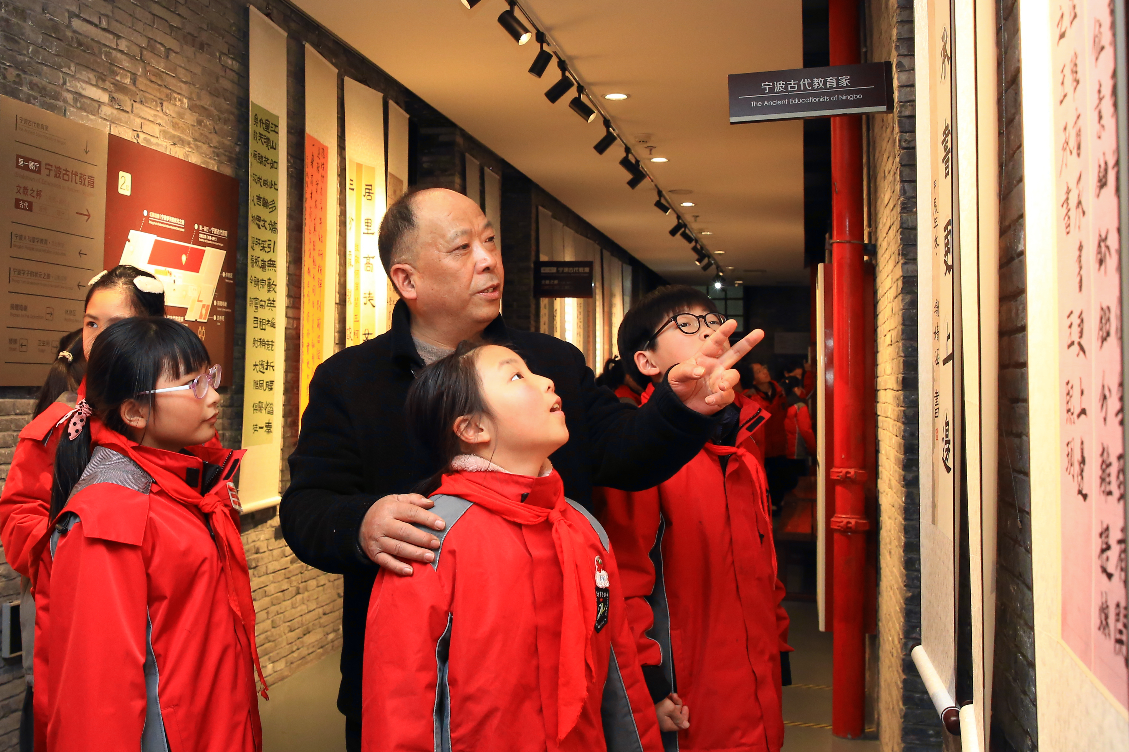 20241224海曙區(qū)信誼小學(xué)師生書法作品展啟幕（“書寫科學(xué)家精神，點(diǎn)亮藝術(shù)夢想”海曙區(qū)信誼小學(xué)第八屆“童萌”書法節(jié)師生作品展）.jpg