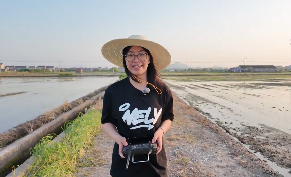 浙江工商職院學(xué)生盧紫怡正在操控植保無人機(jī) 學(xué)校供圖.png