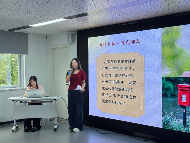 浙江工商職院學(xué)生參與羅城煥新活動(dòng)路演 學(xué)校供圖.jpg