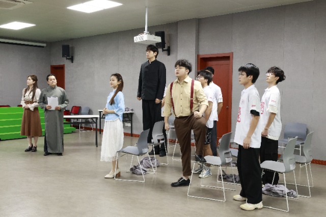 浙江工商職院“遷徙銘志小分隊(duì)”排演校史劇《遷徙》 學(xué)校供圖.JPG 浙江工商職院“遷徙銘志小分隊(duì)”排演校史劇《遷徙》 學(xué)校供圖.JPG