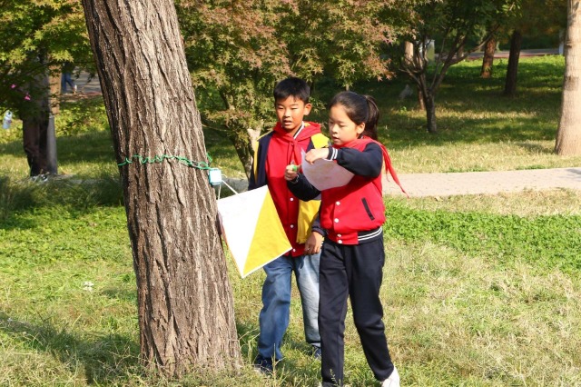 學(xué)生在定向越野活動中.jpg