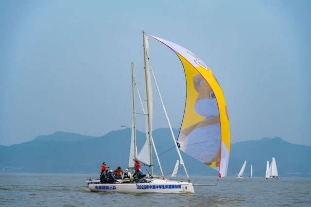 寧波東錢湖旅游學(xué)校東旅揚(yáng)帆二隊在比賽中 學(xué)校供圖.jpg 寧波東錢湖旅游學(xué)校東旅揚(yáng)帆二隊在比賽中 學(xué)校供圖.jpg