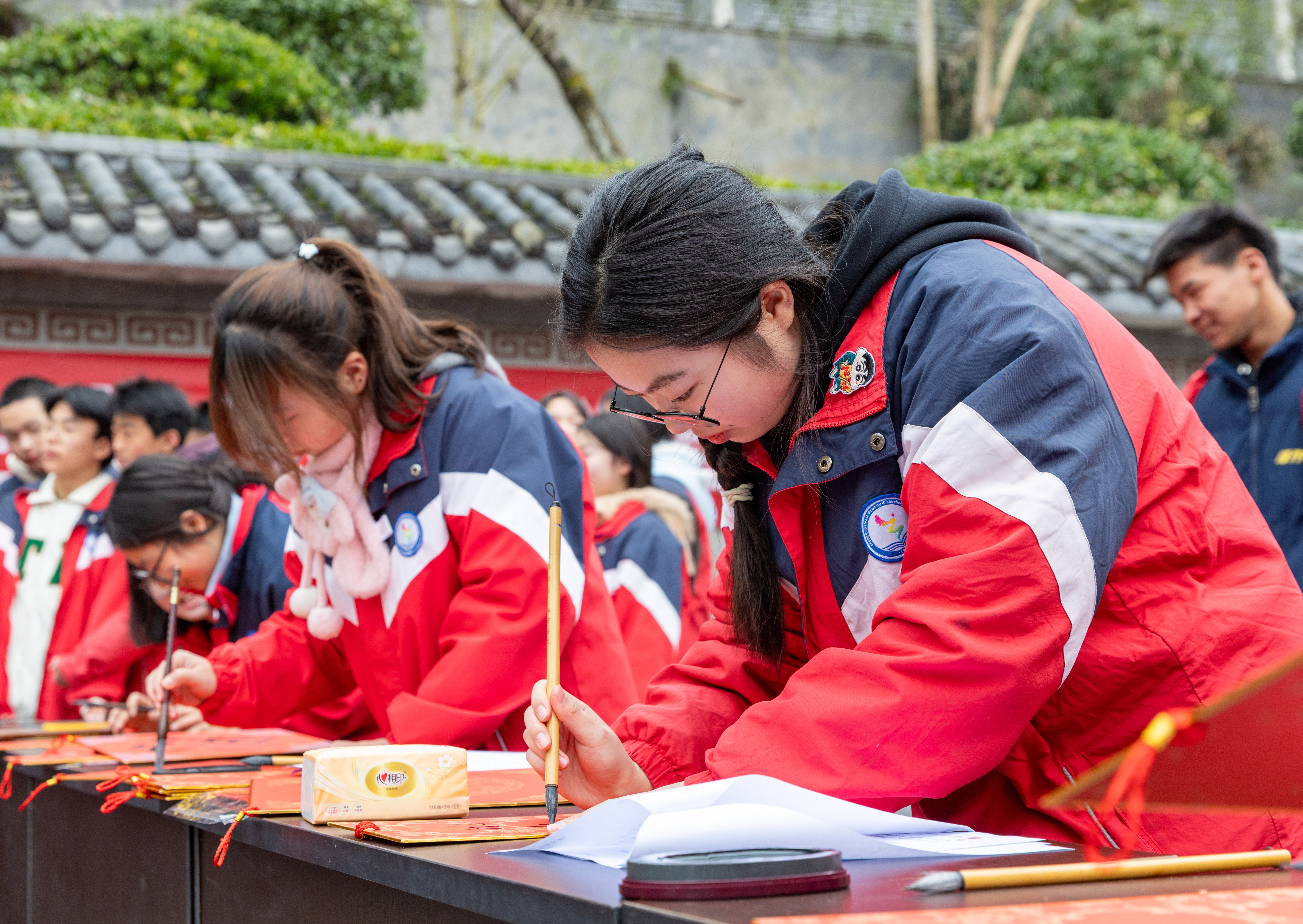 2、2026年1月26日，重慶市南川區(qū)第三中學(xué)校開展“墨香迎新春”書法實(shí)踐活動，學(xué)生們手持毛筆，神情專注，在紅紙上認(rèn)真書寫，傳遞對新春的期待。.jpg