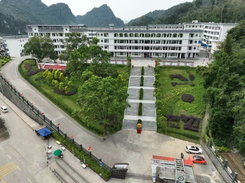 龍邦鎮(zhèn)九年一貫制學校0.jpg