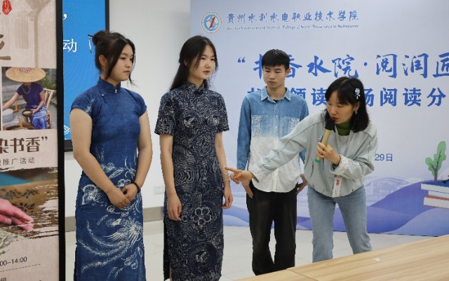 教師在講解豆染文化.JPG