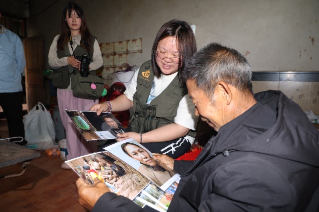 隊員為蘭學(xué)民送來照片，并借助AIGC技術(shù)為蘭學(xué)民修復(fù)老伴的證件照。周洲 攝.JPG