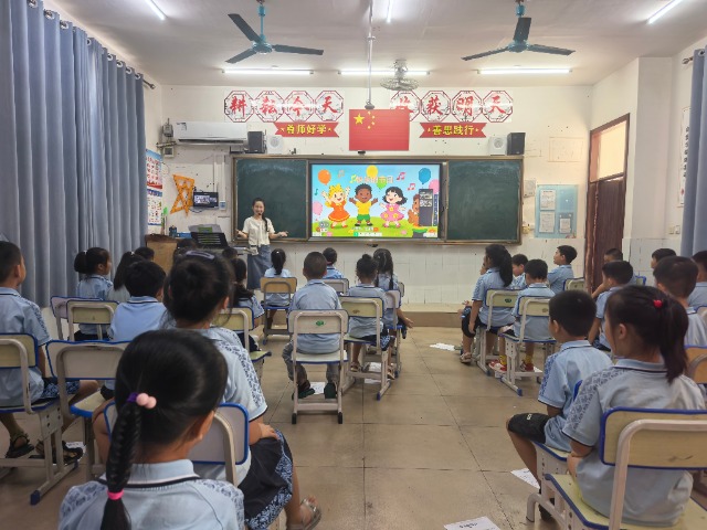 龍州縣朝陽(yáng)小學(xué)學(xué)生通過(guò)云端同步課堂與邊境學(xué)生同上一節(jié)音樂(lè)課。（2）攝影：王晶.jpg