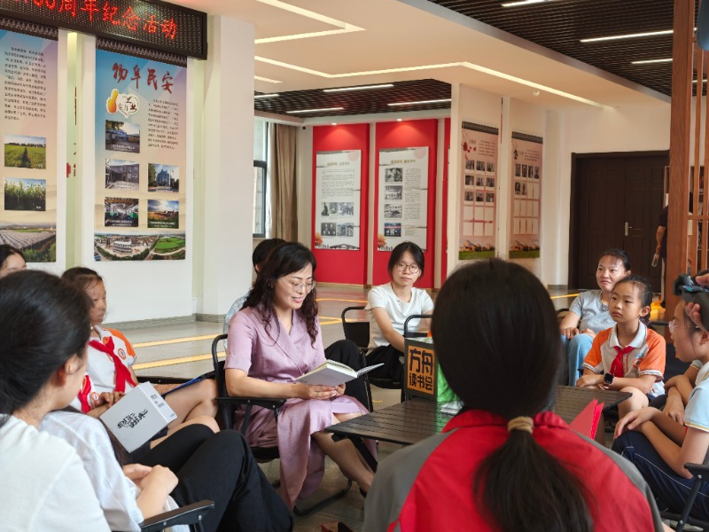 寧波衛(wèi)生職業(yè)技術(shù)學(xué)院馬克思主義學(xué)院院長陸曉莉領(lǐng)學(xué)《顧方舟傳》學(xué)校供圖.jpg