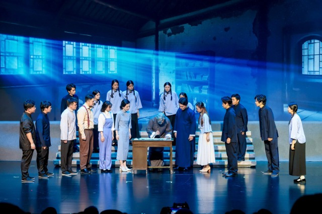 校史劇《遷徙》演出現(xiàn)場(chǎng) 學(xué)校供圖.jpg 校史劇《遷徙》演出現(xiàn)場(chǎng) 學(xué)校供圖.jpg