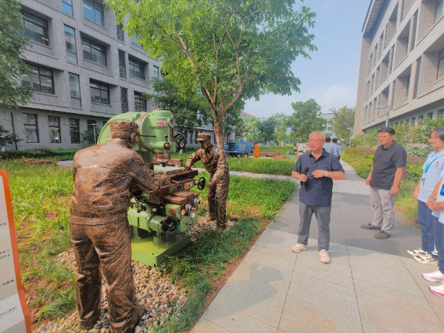 寧波市鄞州職業(yè)教育中心學(xué)校教師在匠跡園為學(xué)生講解機(jī)械專業(yè)發(fā)展史 學(xué)校供圖.jpg 寧波市鄞州職業(yè)教育中心學(xué)校教師在匠跡園為學(xué)生講解機(jī)械專業(yè)發(fā)展史 學(xué)校供圖.jpg