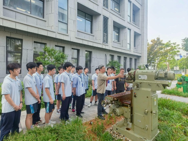 寧波市鄞州職業(yè)教育中心學(xué)校教師在匠跡園為學(xué)生講解機(jī)械專業(yè)發(fā)展史 學(xué)校供圖1.jpg 寧波市鄞州職業(yè)教育中心學(xué)校教師在匠跡園為學(xué)生講解機(jī)械專業(yè)發(fā)展史 學(xué)校供圖1.jpg